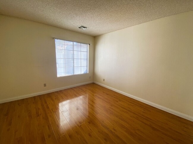 Building Photo - Lovely dual master condo in a gated community with a large patio! Easy access to the strip, Great...