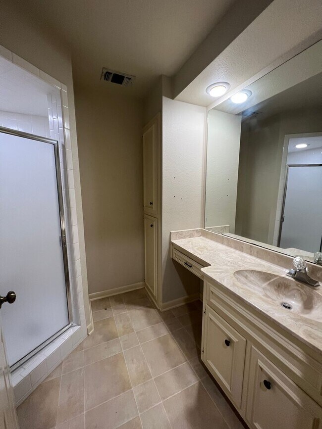 Building Photo - Spacious 2 Bedroom 2 Bath Condo in Alamo H...