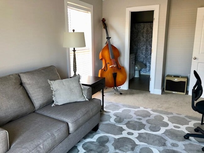 Building Photo - 3 bedroom, 3 Bath in Oxford, small fenced yard.