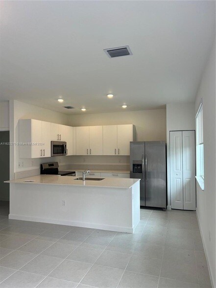 Building Photo - 714 SE 13th Ct