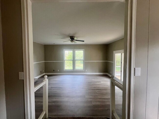 Building Photo - Three bedroom, 1 bath home in Burlington