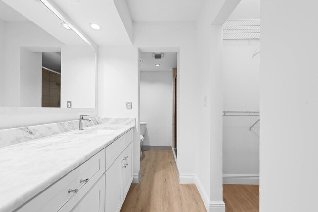 Building Photo - 1100 SE 5th Ct