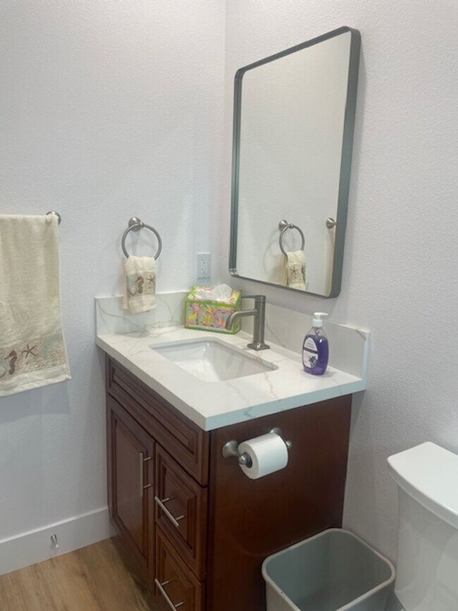 Building Photo - Beautifully Furnished 1 Bdrm 1 Bath House ...