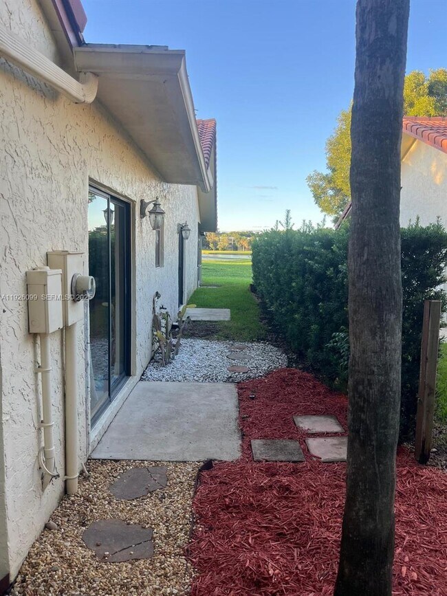 Building Photo - 16233 Laurel Dr