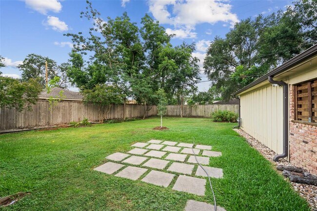 Building Photo - 1810 Droxford Dr