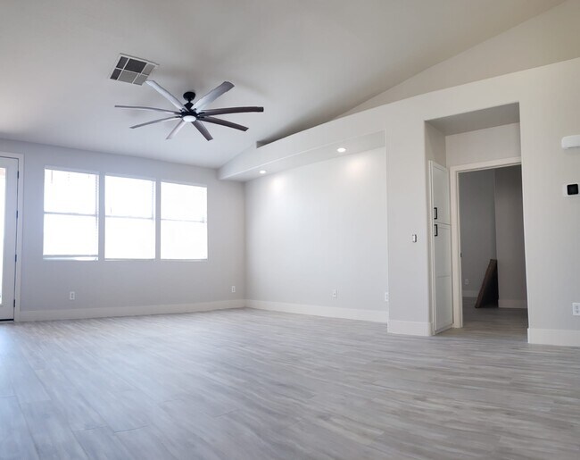 Building Photo - 198 Crown Imperial St