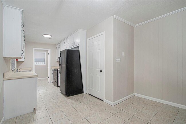 Building Photo - 2243 7 Oaks Cir