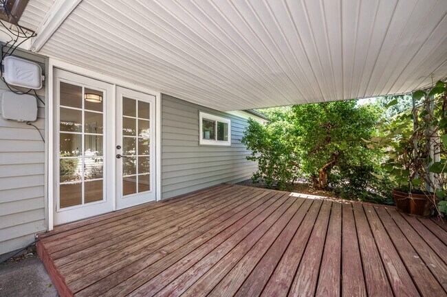 Building Photo - 2140 Robin Dr