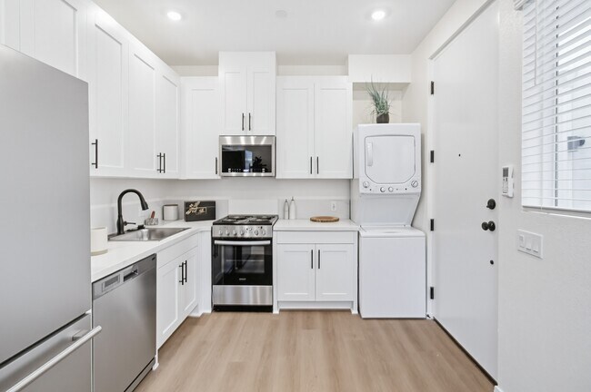 Building Photo - 3042-3044 J St