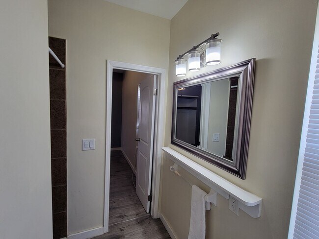 Building Photo - 3244 E 5th Ave