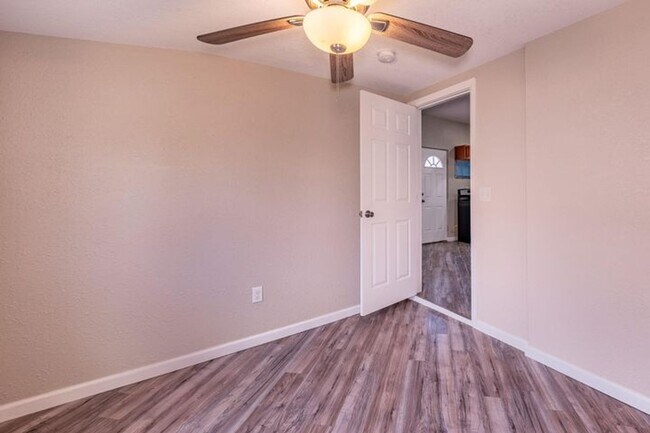 Building Photo - 2 Bed Home walking distance to College and...