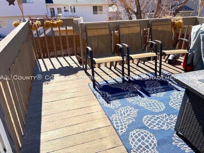 Building Photo - 5020 Wainwright Dr