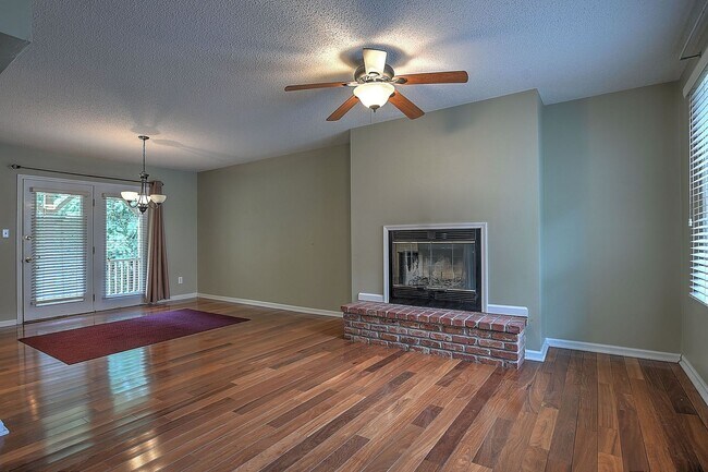 Building Photo - 206 Windridge Colony