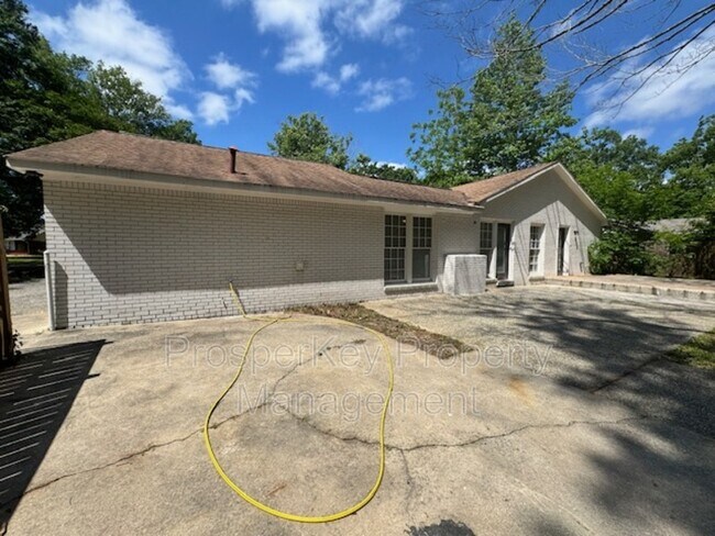 Building Photo - 4814 Fairview Dr