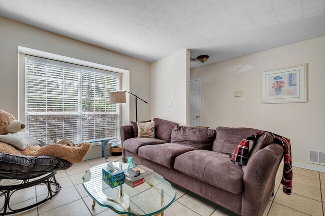 Building Photo - Updated Home Off Old Bainbridge Road