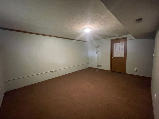 Building Photo - Townhome with central air and a garage!