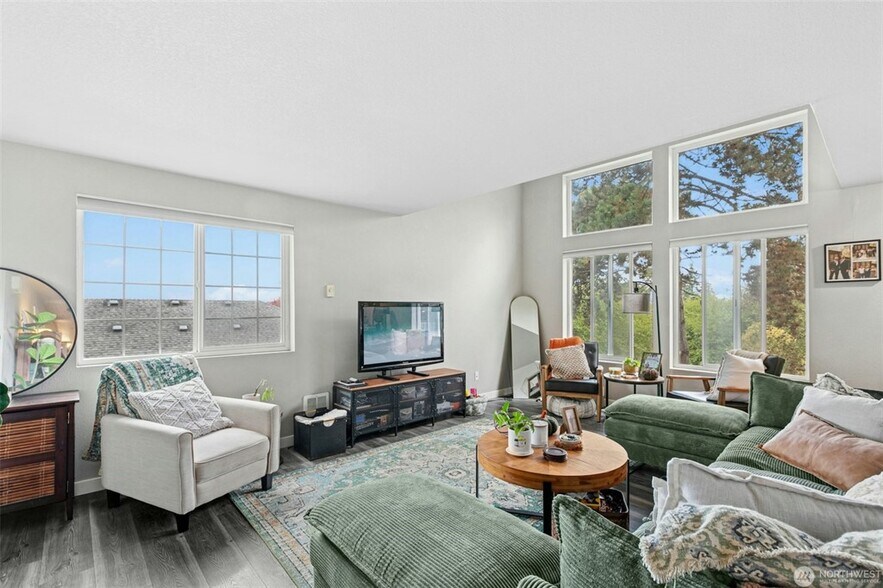 Building Photo - 5031 Sunnyside Blvd