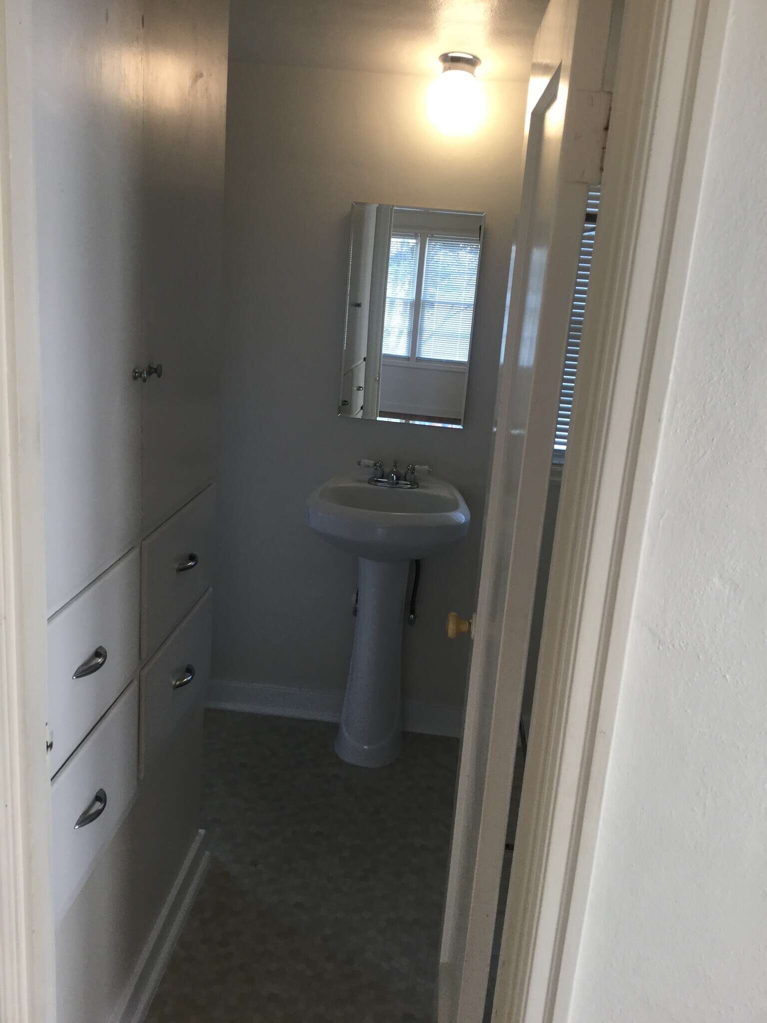 Building Photo - 1010 E 2nd St