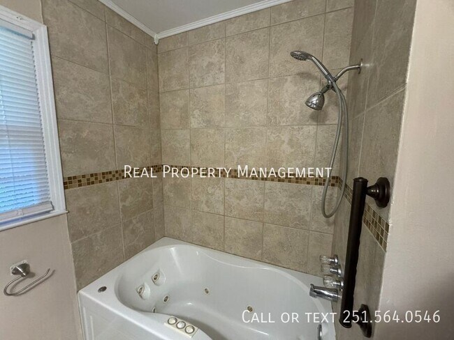 Building Photo - 4440 Nicholl Dr