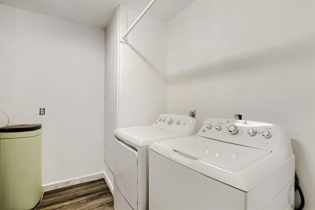 Building Photo - 12100 Clickett Cove