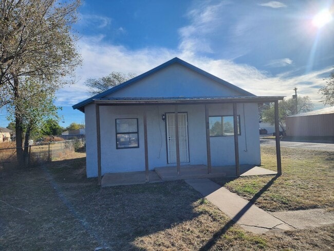 Building Photo - 2 bedroom / 1 bath, W/D connections