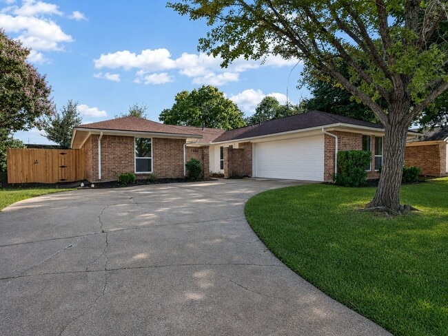 Building Photo - 7202 Lakeshore Dr