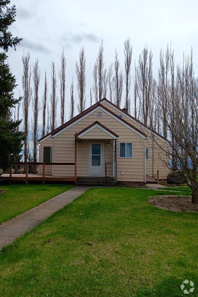 Building Photo - Farm House on Booth Ln