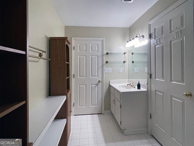 Building Photo - 3550 River Trace Dr