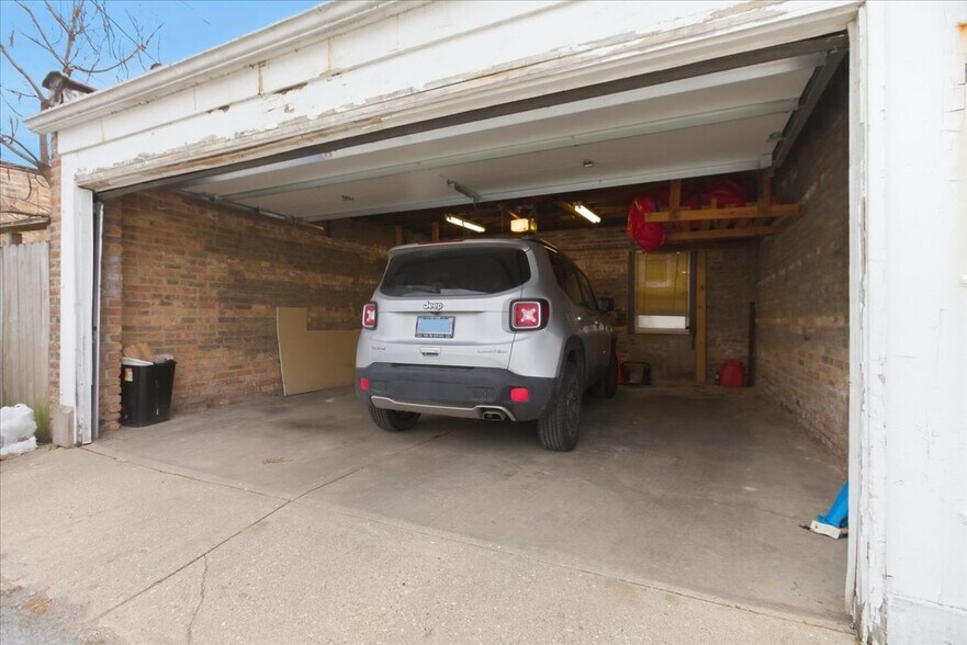 Building Photo - 5412 W Berteau Ave