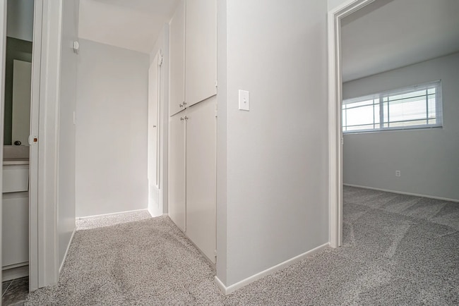 Building Photo - Beautiful 4 Bd Townhouse