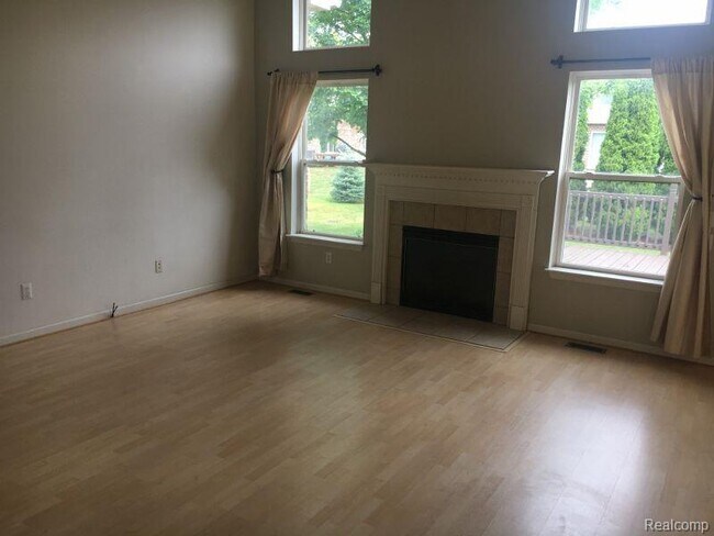 Building Photo - 879 Autumn Ridge Dr
