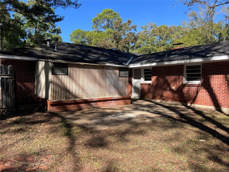 Building Photo - 3653 Cloverdale Rd