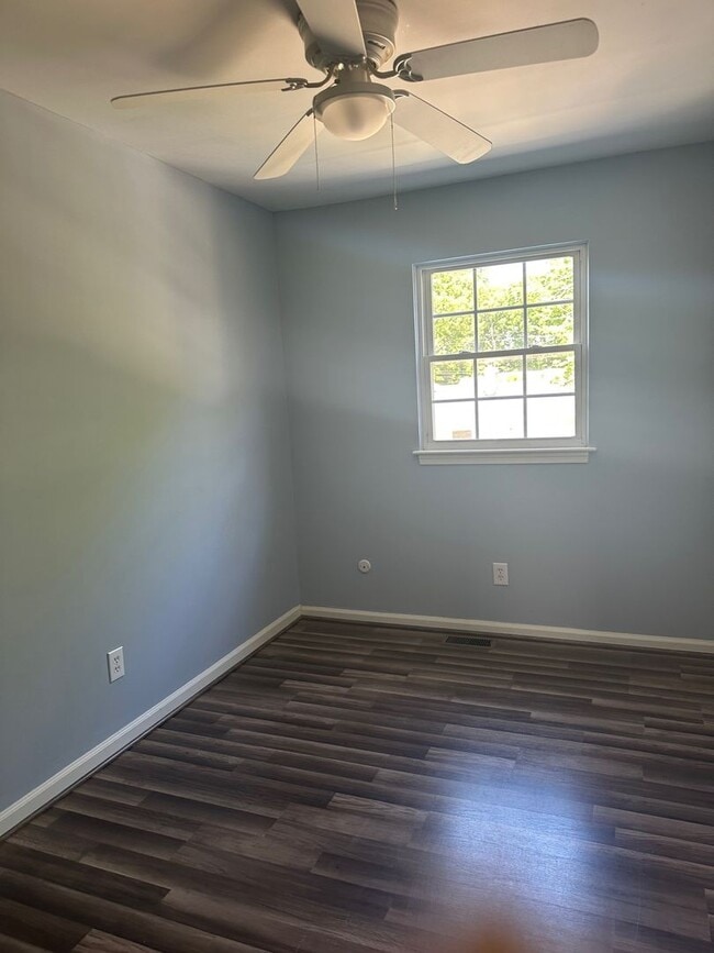 Building Photo - BEAUTIFULLY RENOVATED TOWNEHOME IN WASHING...