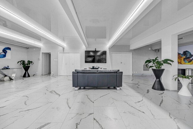 Building Photo - 1904 S Ocean Dr