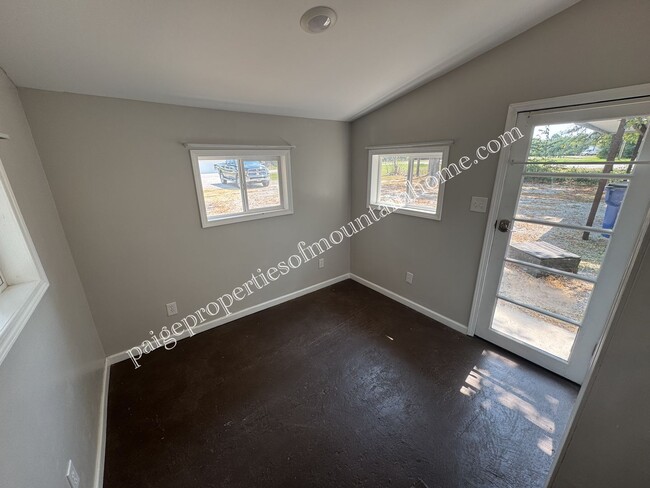Building Photo - Charming 3 bed, 2 bath off Hwy 5 South