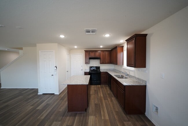 Building Photo - Beautiful home now available. Realtor Comm...