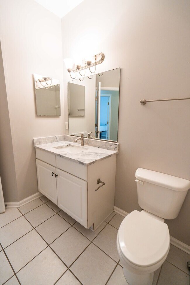 Building Photo - Beautiful 3 Bedroom 2 1/2 Bath Condo