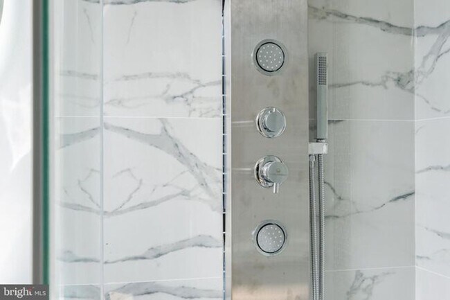 Building Photo - Breathtaking House for Rent wt Roof Deck