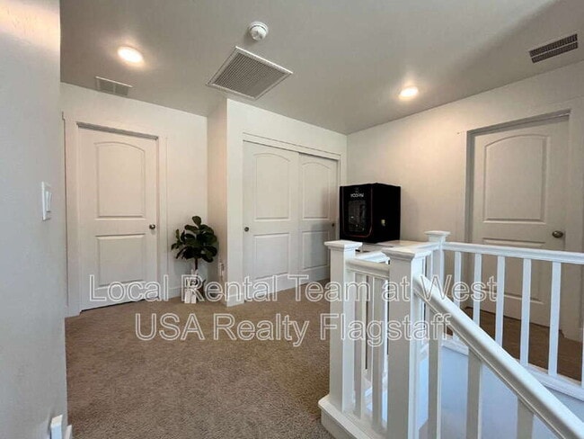 Building Photo - 2705 W Windtree Dr