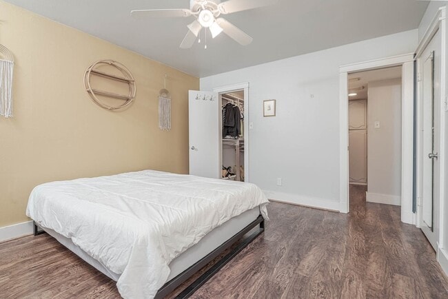 Building Photo - 384 N Post Oak Ln