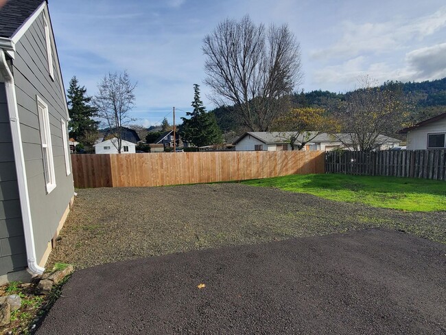 Building Photo - Remodeled 2-Bedroom Home in Roseburg