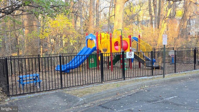 Building Photo - 10636 Montrose Ave