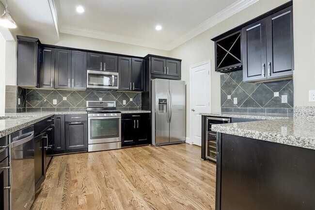 Building Photo - Gorgeous Contemporary Three Bedroom!