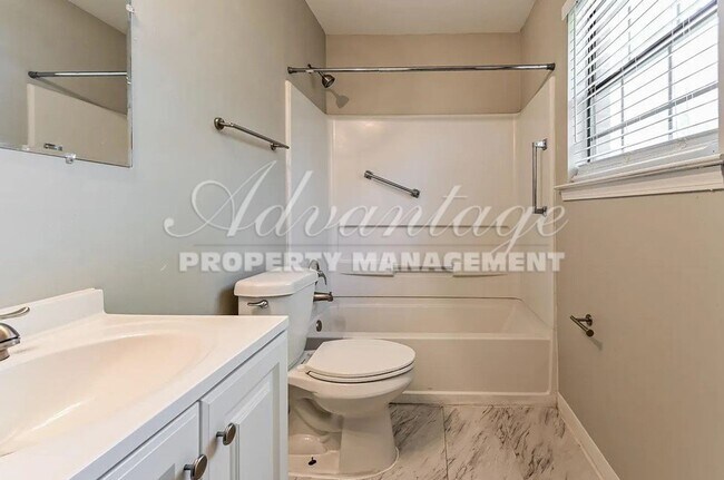 Building Photo - Gorgeous 3 bedroom 2 bathroom home in West...