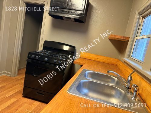 Building Photo - 1828 Mitchell St