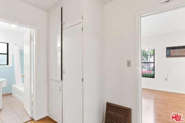 Building Photo - 1124 San Rafael Ave
