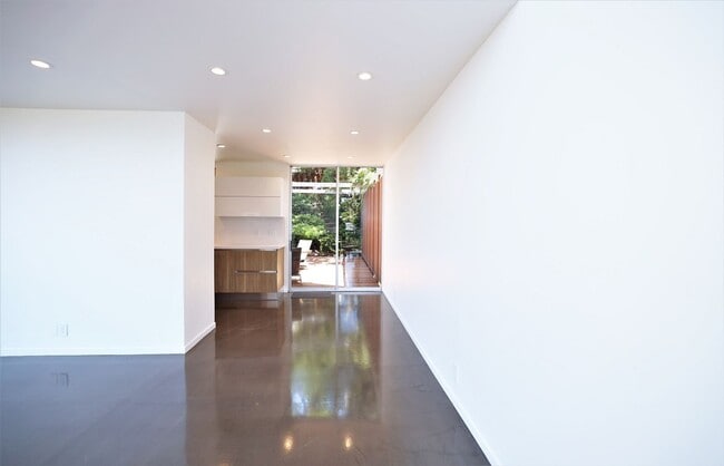 Building Photo - Stunning Mid-Century Modern 3 Bed/ 2 Bath ...