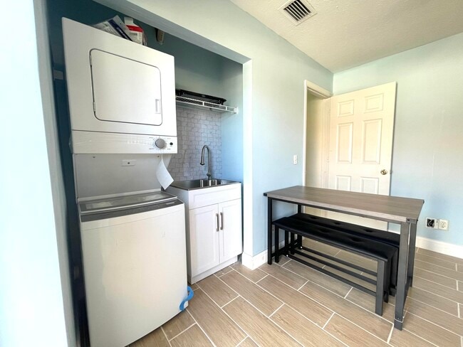 Building Photo - 5753 SE Mercedes Ave