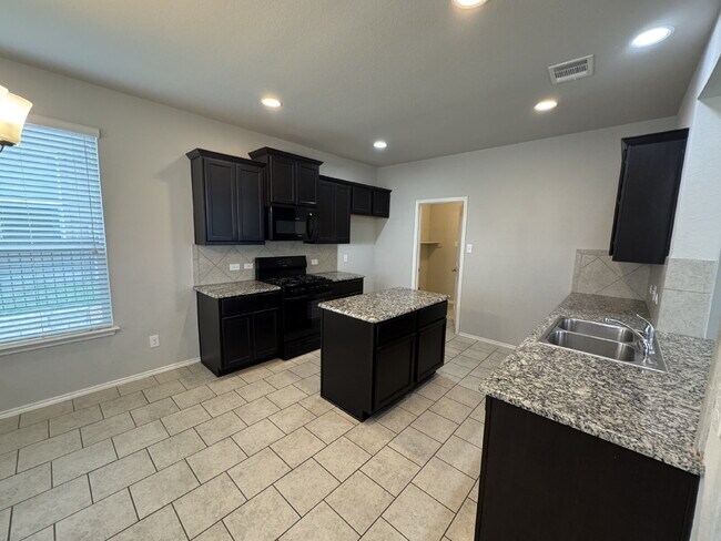 Building Photo - Three bed two bath two car garage in Cotto...