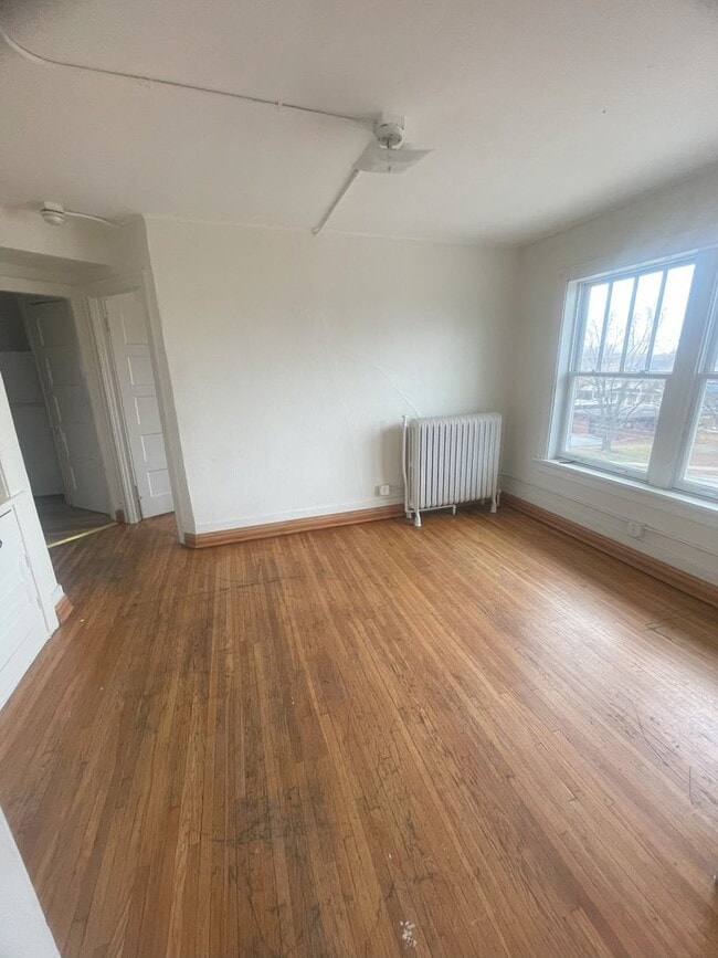 Building Photo - 811 W 4th St